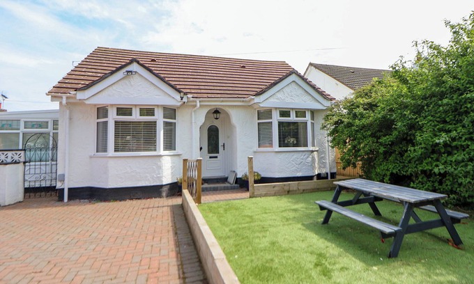 Llanasa Cabaña | BRANWEN, pet friendly, country holiday cottage in Talacre