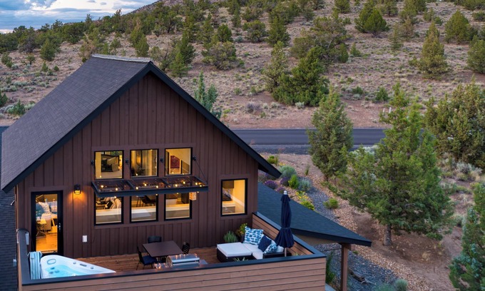 Powell Butte Casa | Brasada Ranch Retreat | Hot Tub + Views | Resort Access w/Pools | Hat Rock Loop
