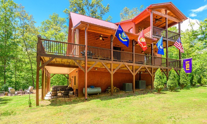 Brasstown Casa | Brasstown Rustic Retreat w/Hot Tub & Fire Pit