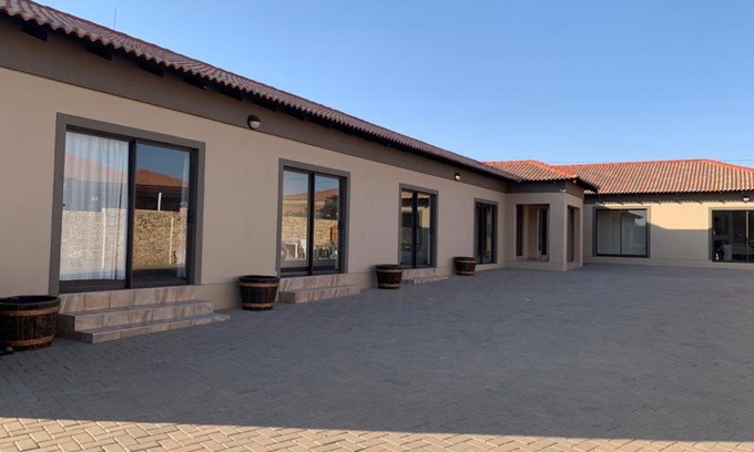 Kimberley Casa | Bread & Barrel Eureka Kimberley