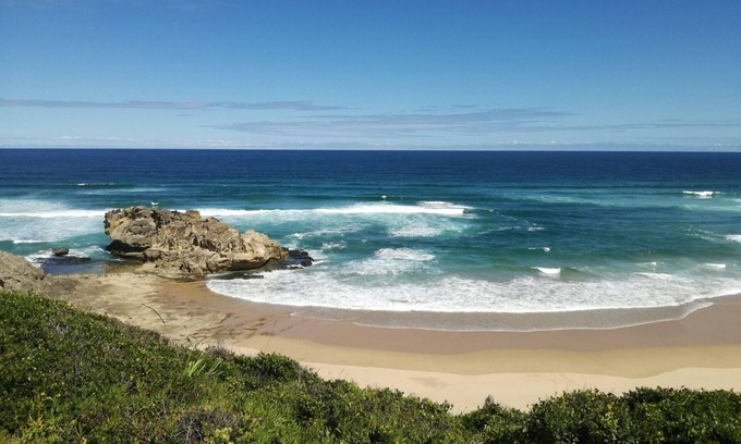 Brenton-on-Sea Apartamento | Breakers & Bushbuck, Dolphins & Whales At Brenton-on-sea. Experience Nature.