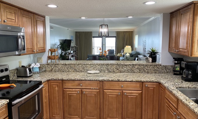 Destin Condominio | Gulf Front 2BR / 2BA ~ Condominio remodelado con estacionamiento cubierto ~ PISCINA CLIMATIZADA!