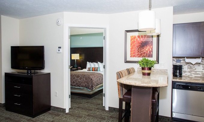 Lincoln Condominio | Breakfast, Pool, Explore Univ of Nebraska