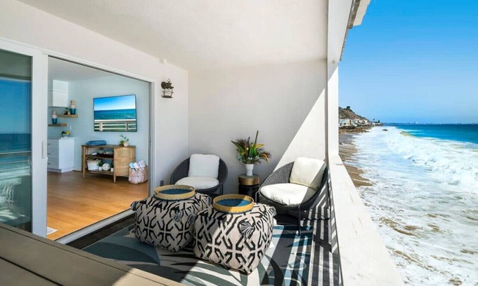 Eastern Malibu Apartamento | Breathe Malibu - Ocean Front Condo w/ Beach Access