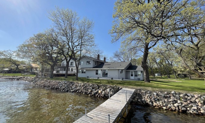 Alexandria Casa | Breathtaking! 4BR/3BA Cabin - 30ft from lakeshore on Alexandria Chain of Lakes