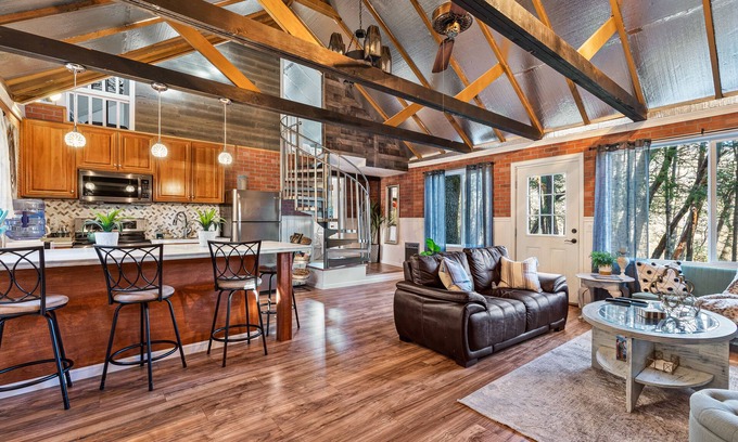 Jacksonville Casa | Breathtaking Applegate River Home Retreat ~ Newly Remodeled Home