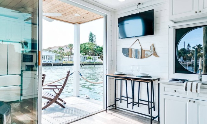 Bay Esplanade Alquiler De Eote | Breathtaking Beachy Houseboat on Clearwater Island