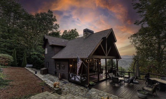 Hidden Lake Cabina | Breathtaking Blue Ridge Mountain Views and Sunset, Sleeps 8!