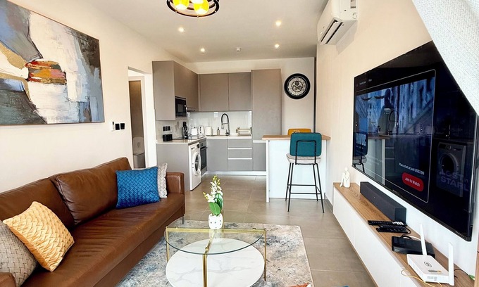 Roman Ridge Apartamento | Breathtaking City Views from a Stylish 1-Bed @Nova