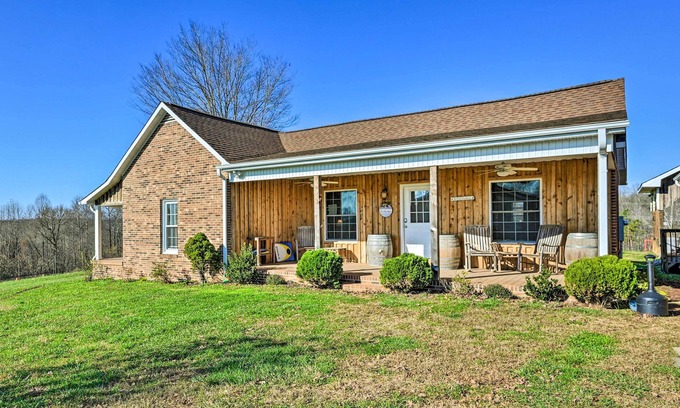 Elkin Casa | Breathtaking Elkin Getaway w/ Vineyard Views!