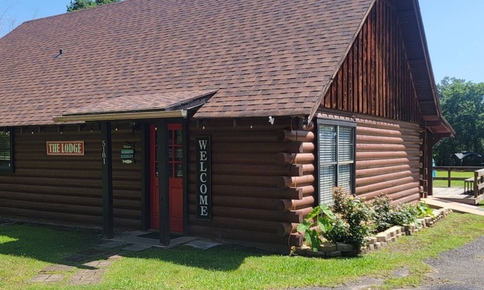 Uncertain Casa | Breathtaking Lakefront Lodge - Sleeps 10