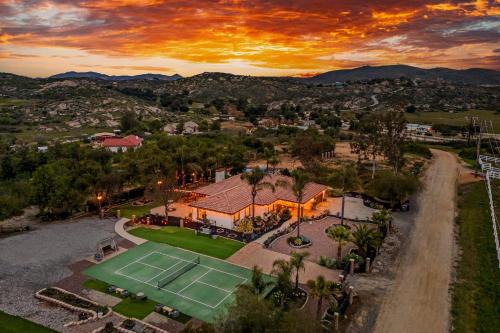 Temecula Casa | Breathtaking Meadows by AvantStay Temecula Group Retreat Pool Pickleball Firepit Hot Tub