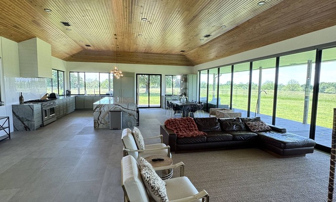 Smithville Otro | Breathtaking modern 100 acre ranch on the Colorado River. Weddings available