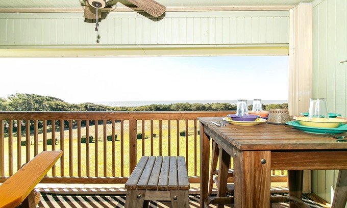 Caswell Beach Apartamento | Breathtaking Ocean Front Condo at Caswell Beach. Norah Patrick's Hideaway