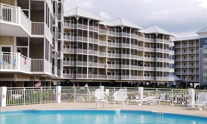 Crisfield Condominio | Impresionante condominio frente al mar en el quinto piso con deslizamiento de barco en Crisfield