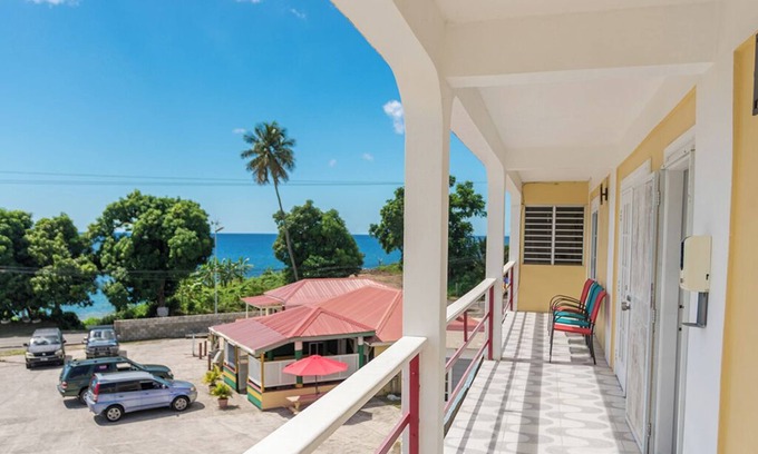 Barroui Apartamento | Breathtaking Seafront, 5 bdrm Guesthouse in Jimmit. Perfect for groups.