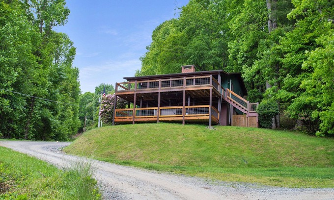 West Jefferson Casa | Breathtaking Sunrises at Dancing Bears on Dawnview in Lake Community
