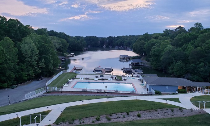 North Shore Condominio | Breathtaking Sunset Views Over Smith Mountain Lake offers no stairs to condo