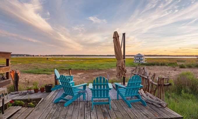 Newburyport Casa | Breathtaking Sunsets on Plum Island at Blue Moon