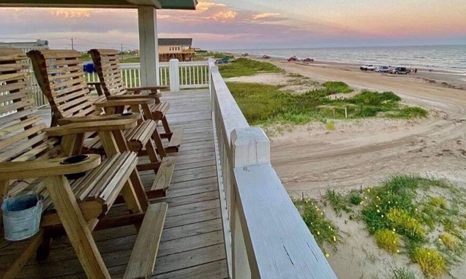 Gilchrist Casa | BREATHTAKING VIEW! Beachfront Rental - EV Charging-SHORE BEATS WORK!