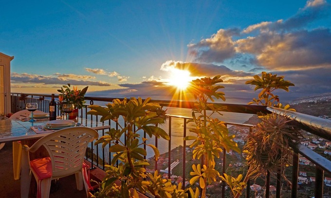 Calheta Villa | vistas impresionante casa de vacaciones con calor y el aire acondicionado o el sistema de