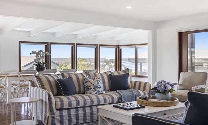 Emerald Beach Apartamento | Breathtaking Views, Shared Pool and Yard, Steps from Beach