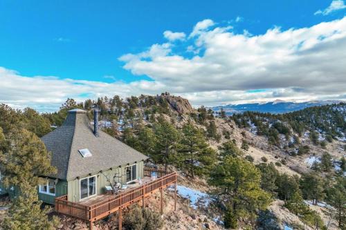 Florissant Casa | Breathtaking views from a clifftop cabin retreat!
