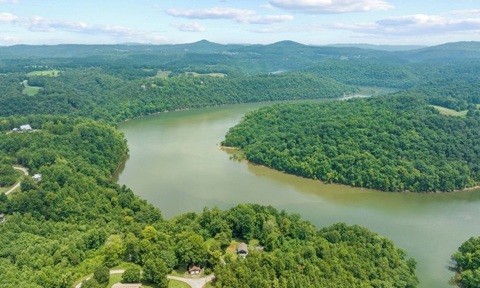 Byrdstown Casa | Breathtaking Views of Dale Hollow Lake