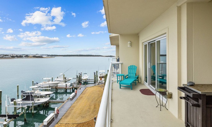 Carteret County Condominio | Breathtaking Views on the Water Luxury Condo