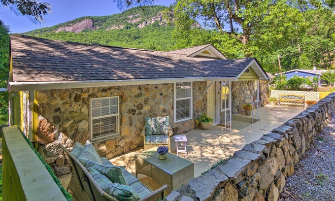 Chimney Rock Cabaña | Breathtaking Views: Unique Chimney Rock Cottage!