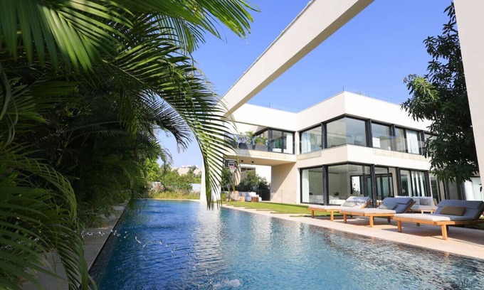 Herzliya Pituach Casa | Breathtaking Villa w Pool & Sauna Near the Beach