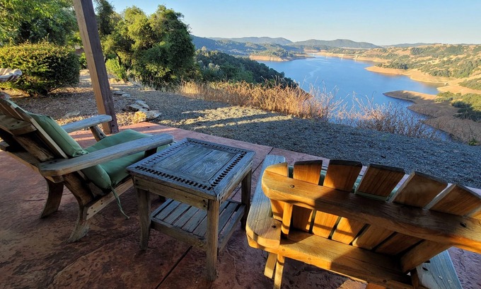 Angels Camp Casa | Breathtaking Vineyard and Lake Views, Secluded with private pickleball court