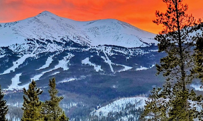 Forest Hills Otro | Breck Farmhouse with Incredible 10 Mile Views