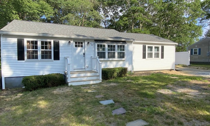 Bourne Casa | Breezeway Cottage Cheerful 3 Bed/2 Bath home