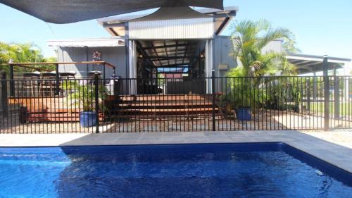 Horseshoe Bay Casa | Breezeway On Horseshoe