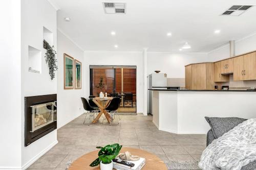 Port Noarlunga Casa | Breezy B on the Esplanade with Direct Beach Access