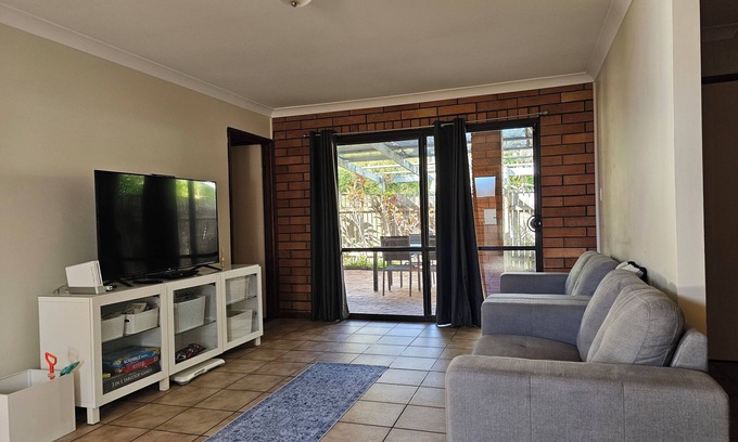 Point Vernon Casa | Breezy Banksia - Home away from Home - 300m to Esplanade + pet friendly