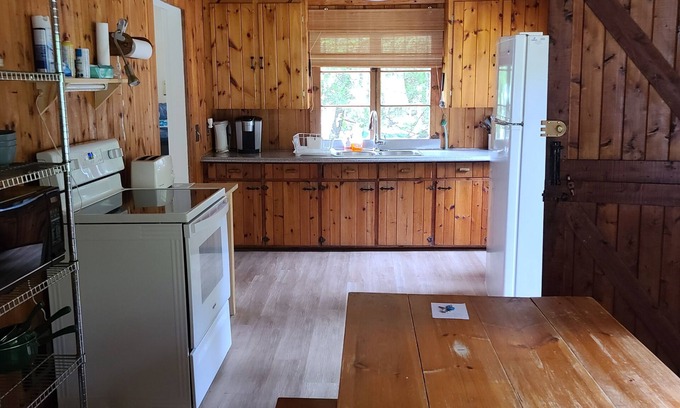 Tobermory Cabaña | Breezy Bay Waterfront Cottage