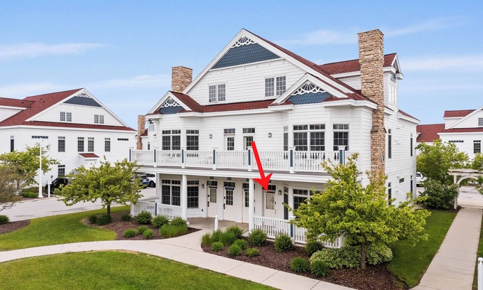 Sheboygan Condominio | New! Breezy Beach - 75 Steps to Lake Michigan!