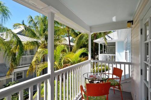 Bahama Village Casa | Breezy Bungalow by AvantStay Close 2 Zachary Taylor State Park Beach w Shared Pool Week Long Stays