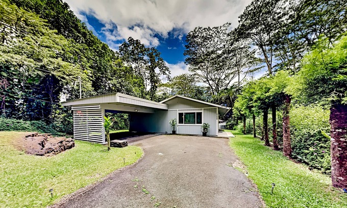 Kapoho Casa | Breezy bungalow with WiFi, private washer/dryer, grill, & deck
