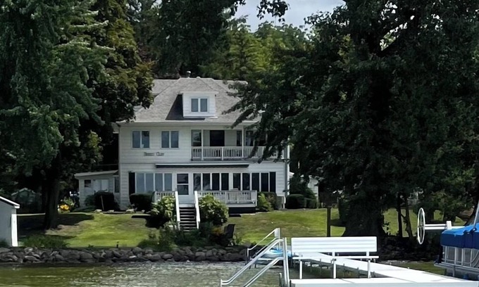 Bass Lake Casa | Breezy Cliff - Beautiful Lake Front House - 5+ BRs/3 sitting rooms/sauna/yoga