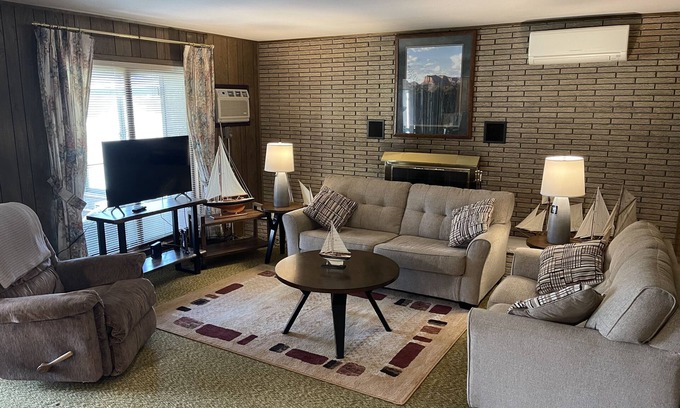 Caseville Cabaña | Breezy Flamingo- Lake view