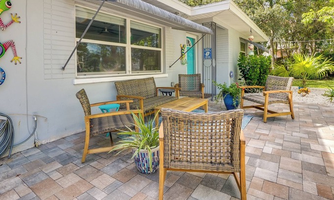 Ozona Casa | Breezy Florida Retreat w/ Patio, Grill & Fire Pit!