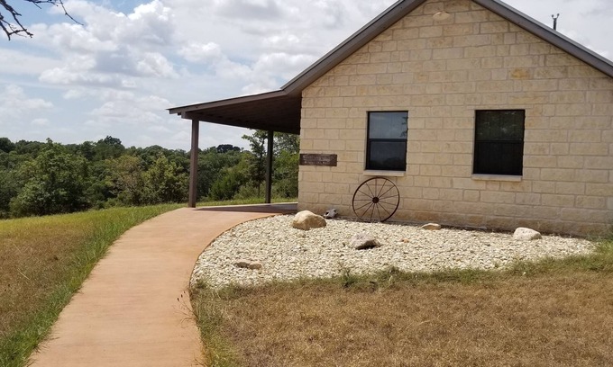 Fredericksburg Cabaña | Breezy Hills Cottages
