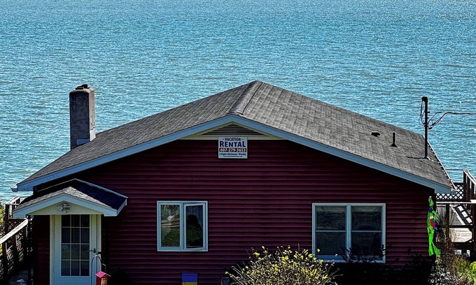 Seneca Falls Casa | Breezy Lake Front Living/One of a kind backyard/ Fire pit/Kayaks/Nature/Wineries