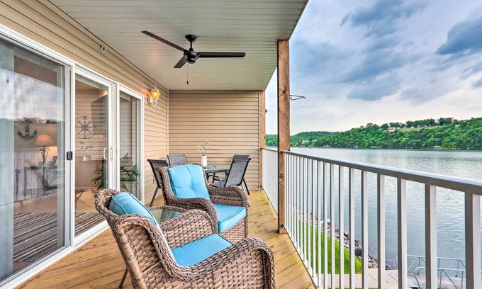 Camdenton Condominio | Breezy Lakefront Condo w/ Balcony & Lake View!