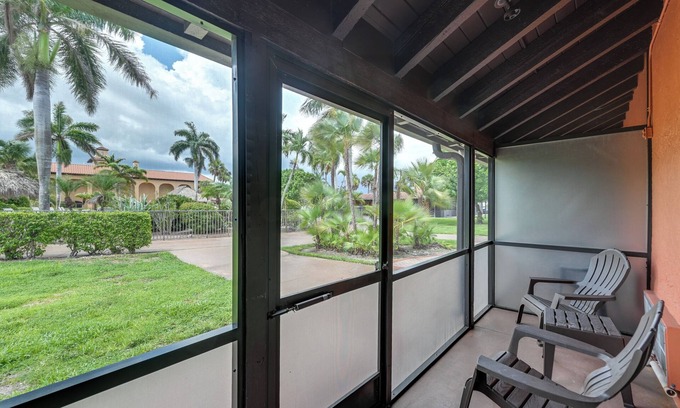 Naples Apartamento | Breezy Naples Studio Condo w/ Screened Porch!