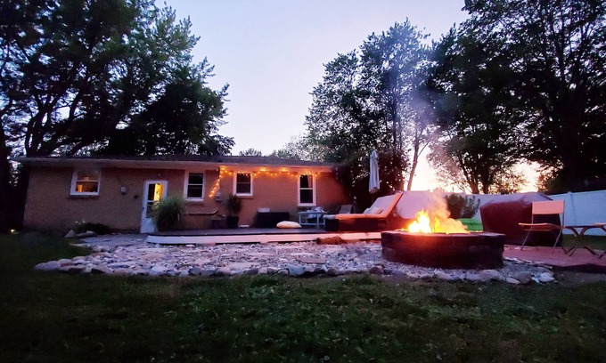 Saint Joseph Casa | Breezy Pad, cerca del lago, w / Backyard Oasis
