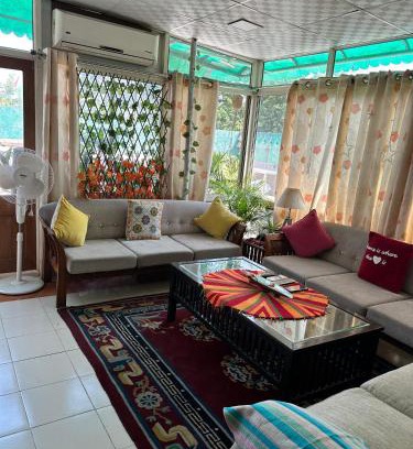 New Delhi Apartamento | Breezy Rooftop Retreat